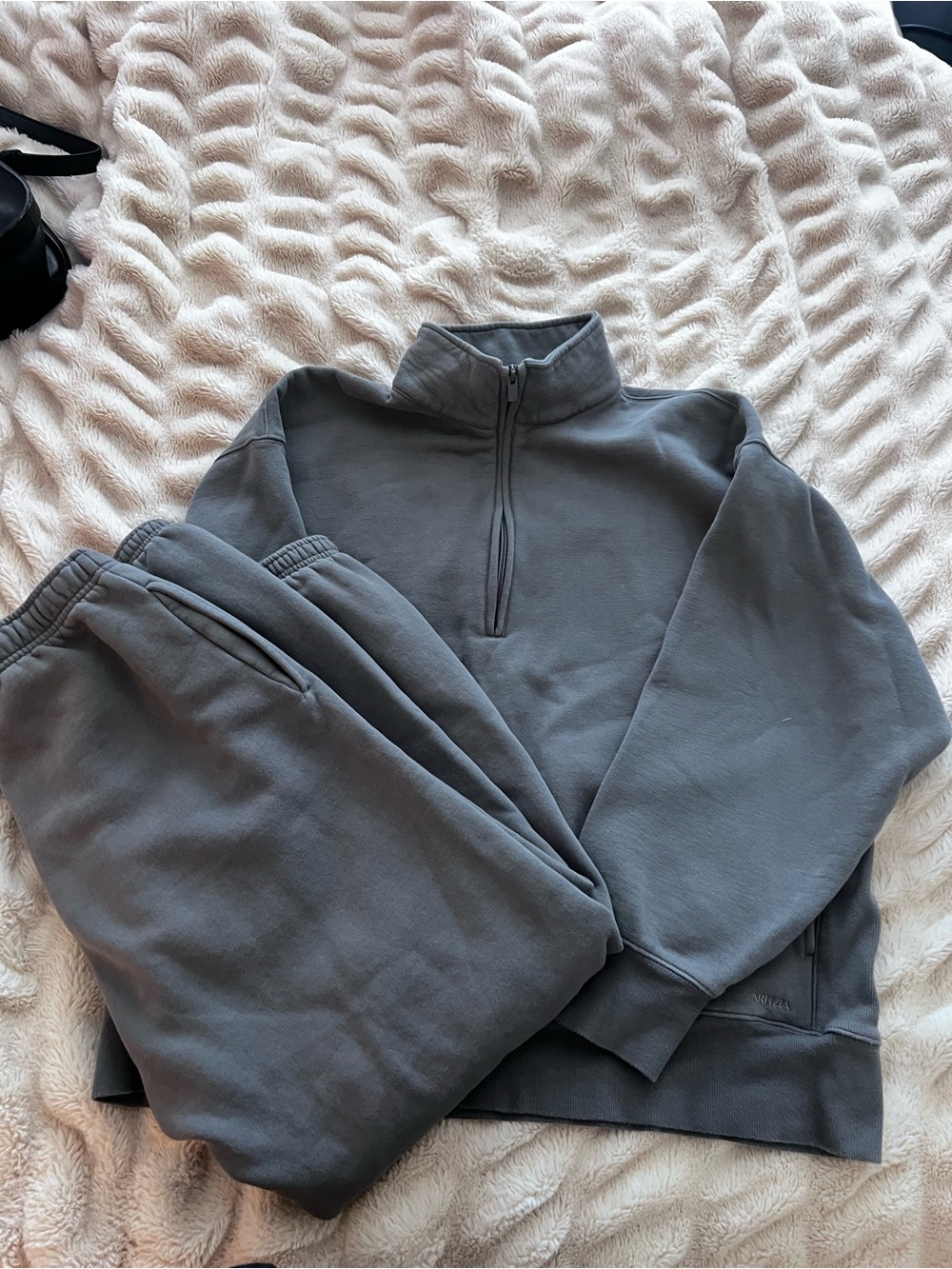 Aritizia women’s Half-Zip Sweatshirt and sweatpants in Charcoal